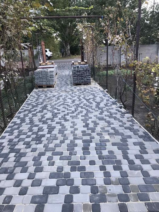 Укладання тротуарної плитки. Укладка тротуарной плитки. Доступні ціни!