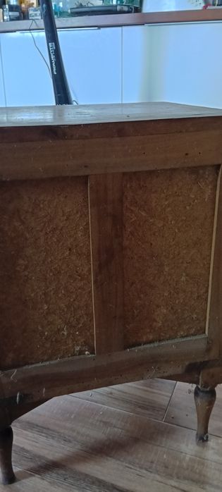 Mesa de cabeceira de madeira.