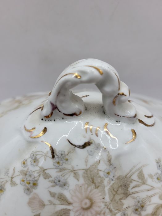 Porcelanowa sosjerka z pokrywką