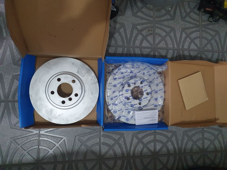 Discos bmw 348mm  x5 e x6 novos um com um pequeno dano