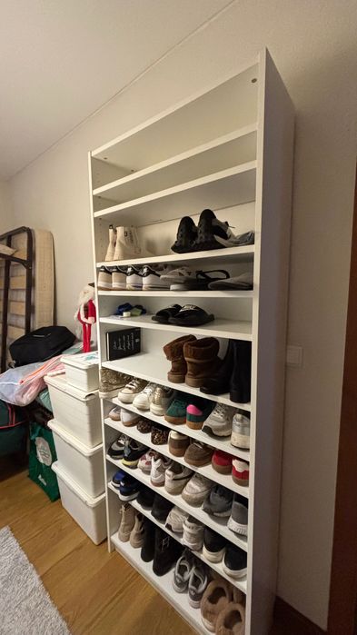 Estante ikea com várias prateleiras