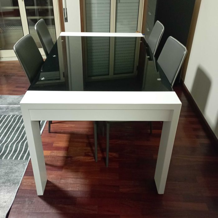 Mesa e 4 cadeiras