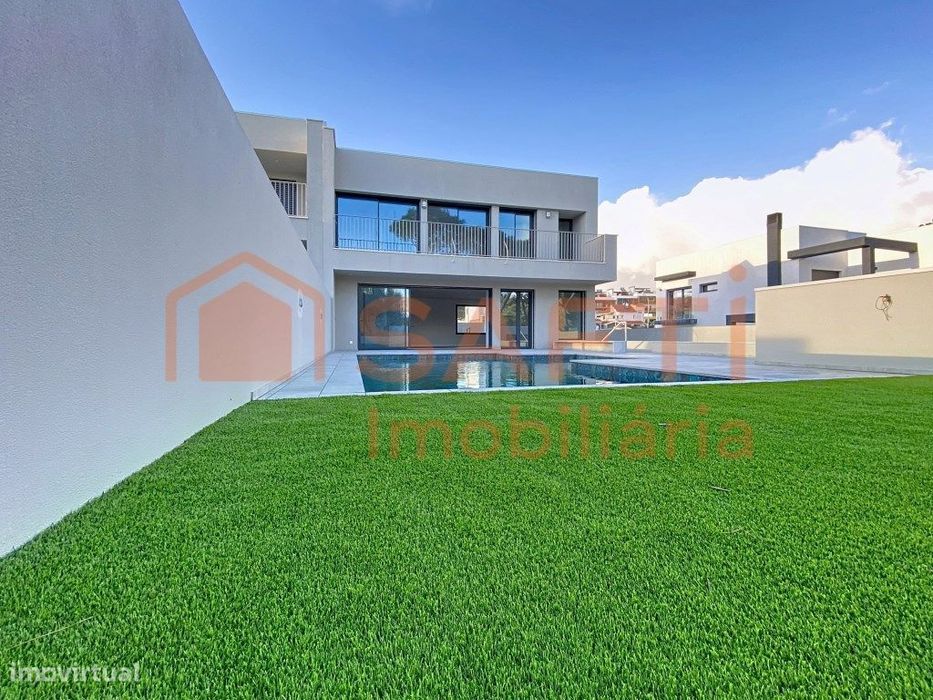 Moradia T3+1 com piscina aquecida e garagem em Barcarena