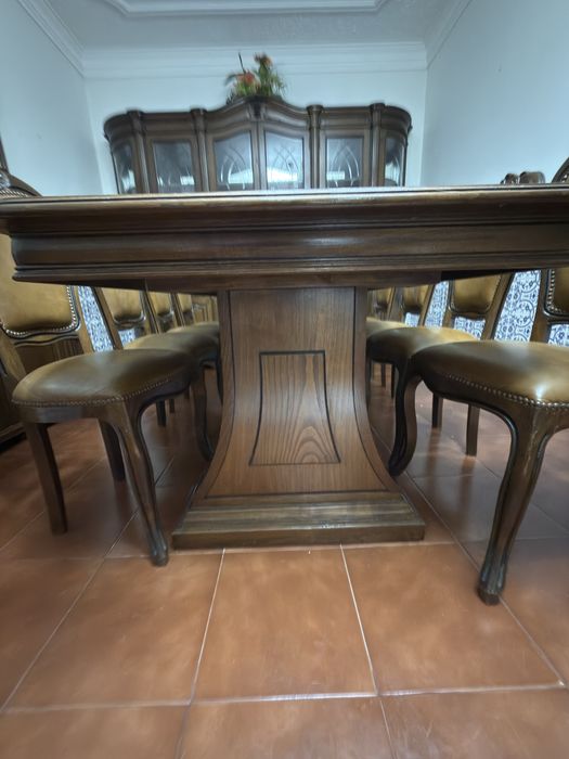 Mesa com 8 cadeiras