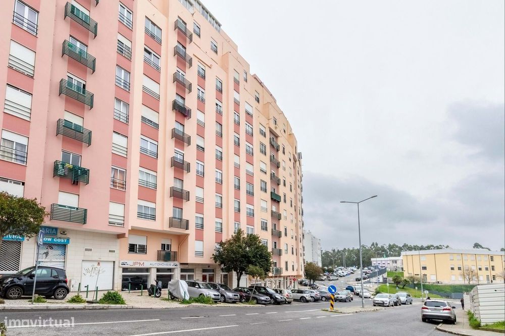 Apartamento T3 Duplex c/ Varanda e Terraço na Rinchoa, Rio de Mouro — Rio de Mouro, Lisboa