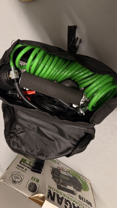 Kompresor samochodowy z pokrowcem.