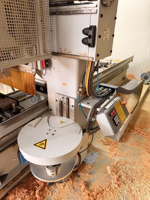 CNC 4 eixos  com agregado de portas weeke