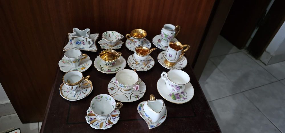 Conjunto de Chávenas de Porcelana, incluindo várias Limoges