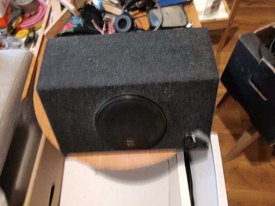 Głośniki widoczne na zdjęciach