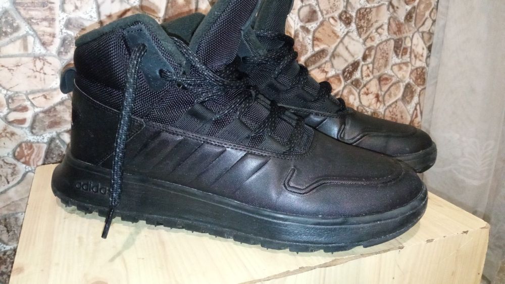 Продам Adidas в гарному стані 42