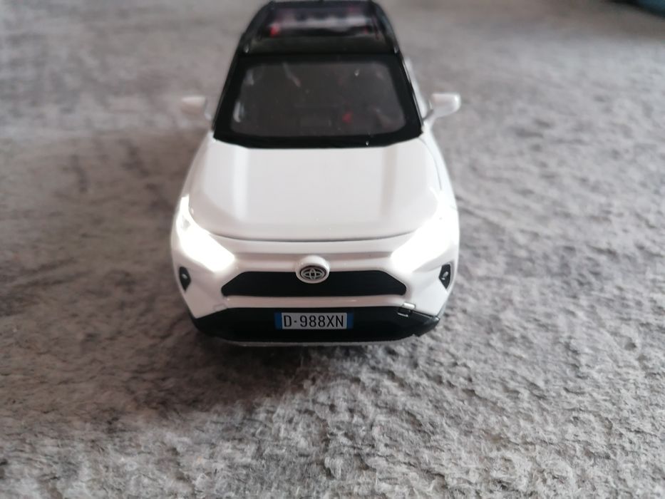 Autko Toyota RAV 4, model w skali 1:32 światła i dźwięk