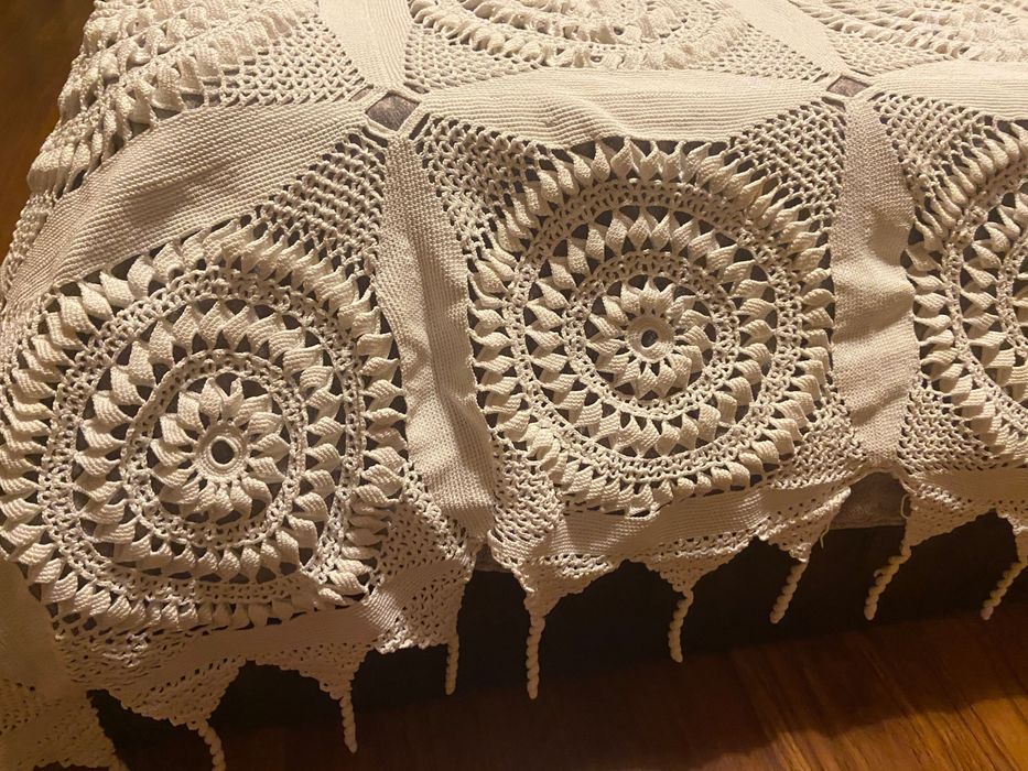 Colcha de renda , feita á mão.