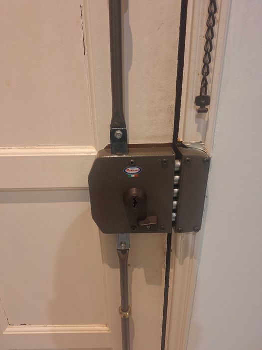 Vendo porta de entrada em mogno Maciço