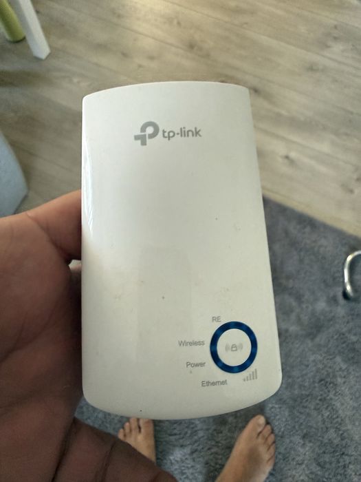 Este dispositivo é um repetidor de sinal Wi-Fi TP-Link TL-WA850RE compacto e branco