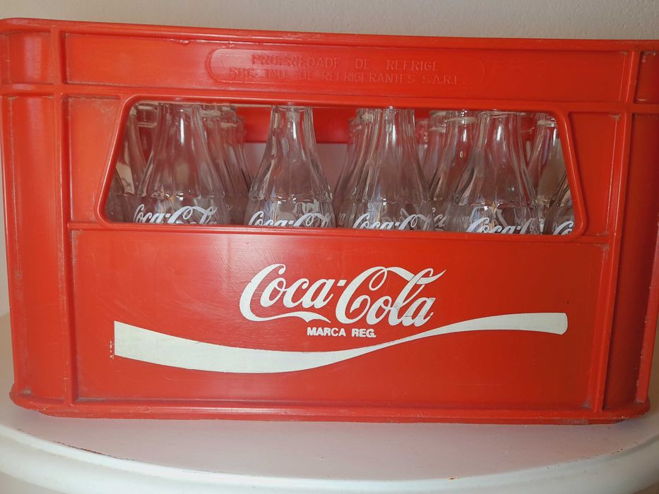 Grade Coca-Cola Vintage com 24 Garrafas de Vidro - Ícone Retro!
