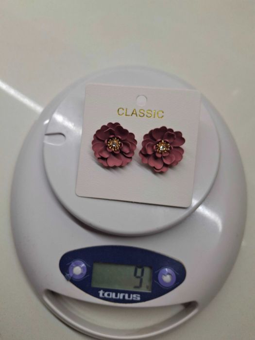 Brincos em.forma de flor em tom bordeaux beringela