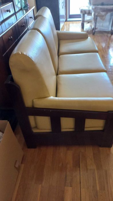 sofá 3 lugares com estrutura em madeira maciça