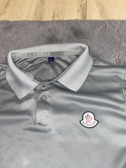 Polo da Moncler so com um pequeno defeito : uma descosidela pequena