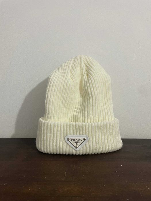 Biala Czapka Prada