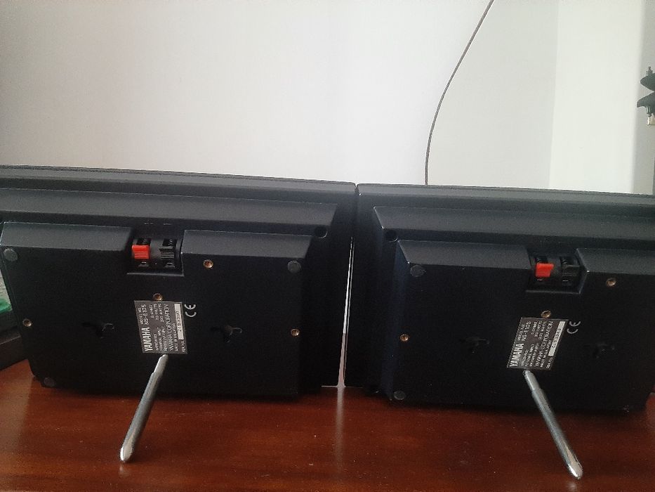Um par colunas YAMAHA NS-E105