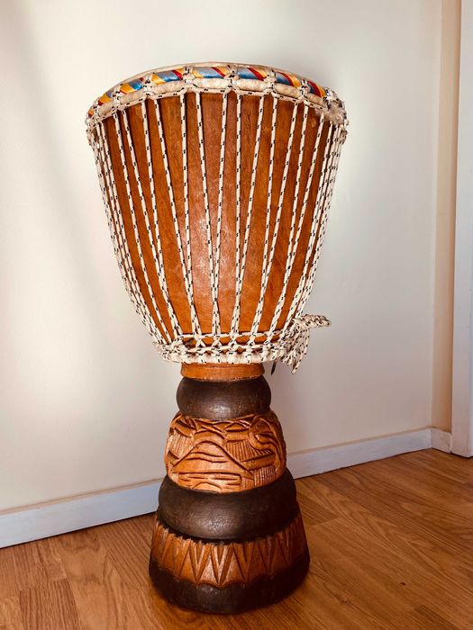 Djembé senegalês gigante - corpo de madeira esculpida e pele natural.