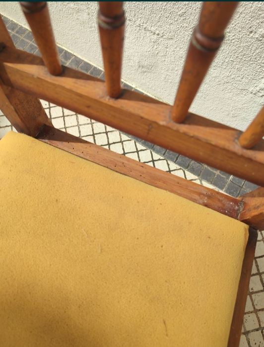 Cadeira de madeira para restauro
