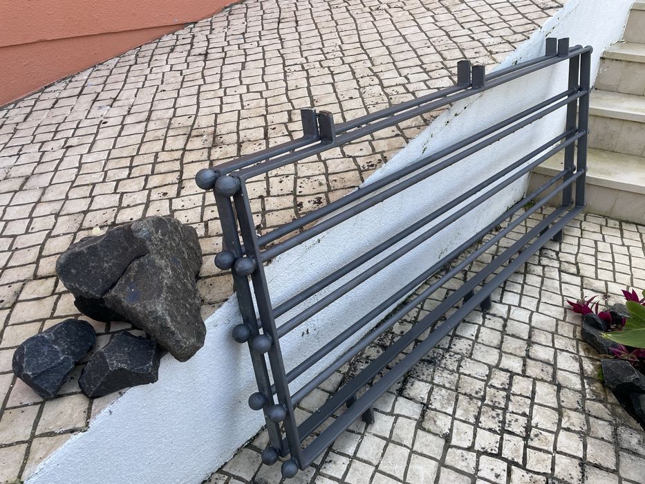 Grades em ferro com adornos