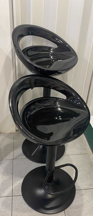 Bancos com encosto e elevação a  gás