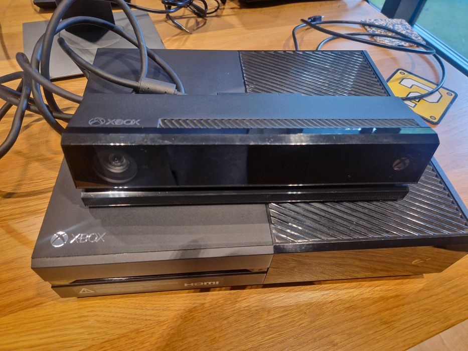Xbox One 500 GB + Kinect + 3 pady + 2 gry – sprawny zestaw