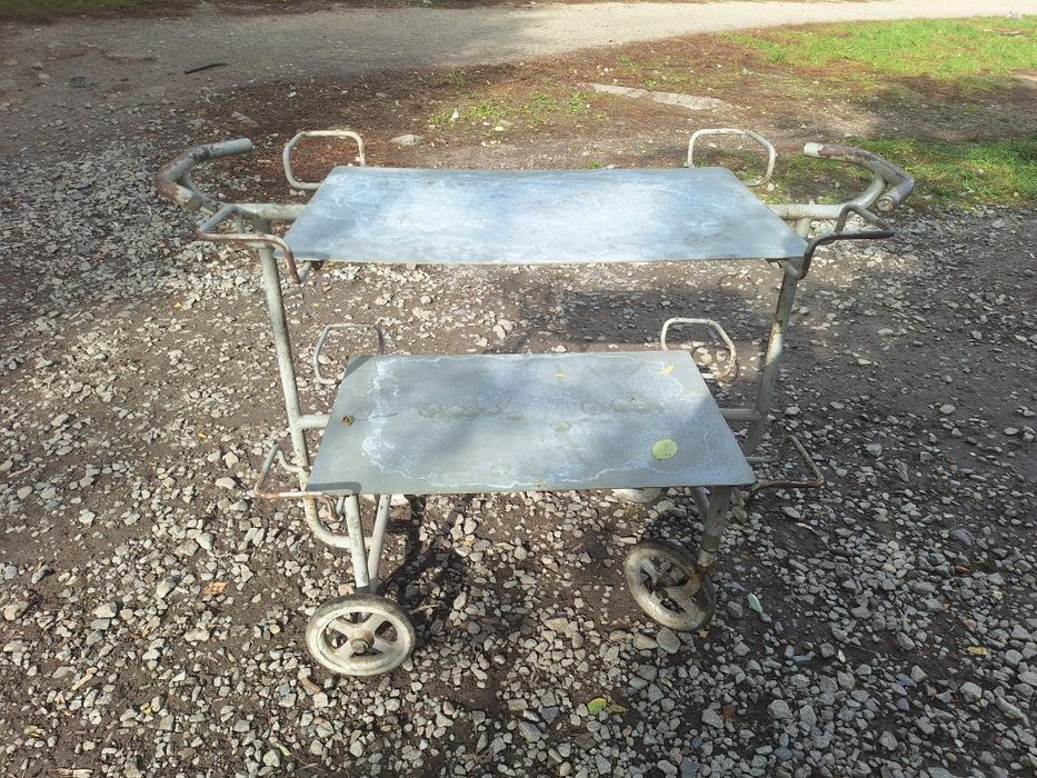 Stary wózek na kółkach barek