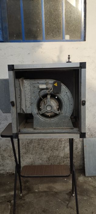 Vendo extrator de fumos com motor monofásico pouco uso com condutas