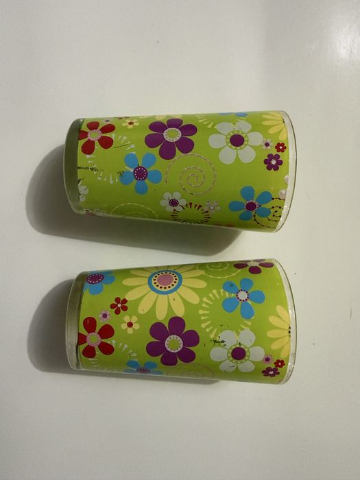 2 copos pequenos com velas