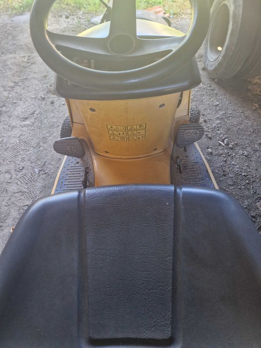 Trator corta relva