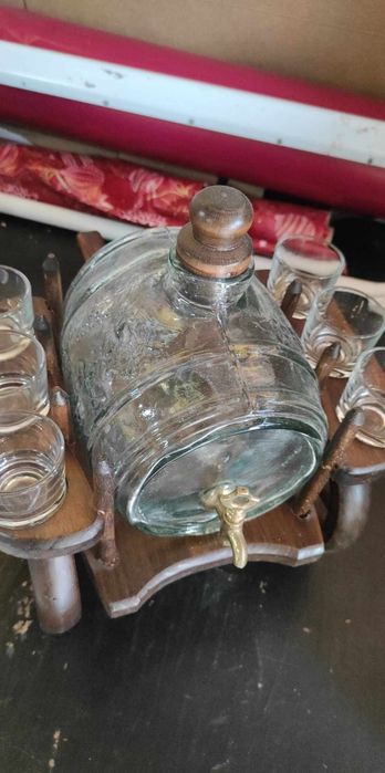 Carroça decorativa em madeira com barril em vidro trabalhado e copos