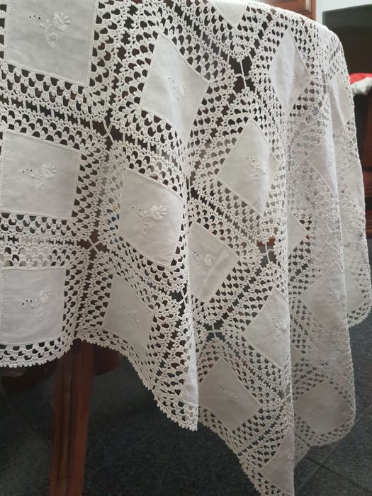 Toalha de mesa de renda e bordada