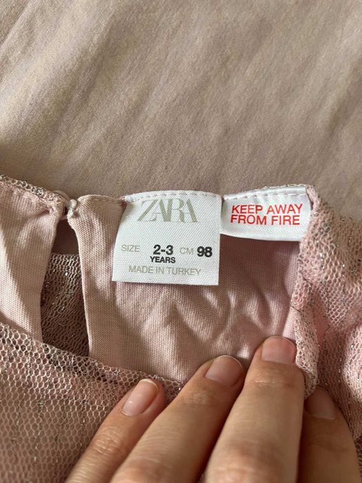Vestido Zara de tule rosa-claro com folhos e brilhos, 2-3 anos