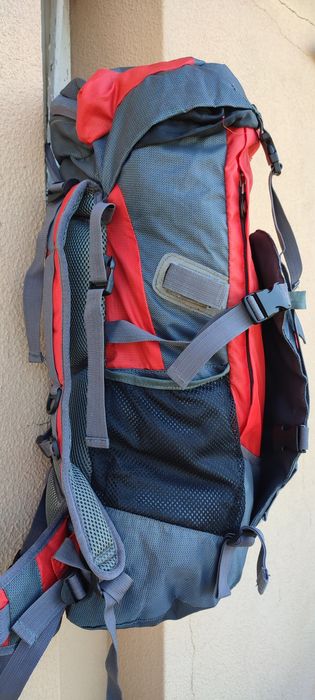 Mochila de caminhada campismo muito bom estado super confortável usar