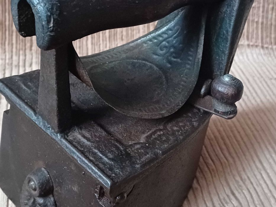 Stare Żelazko Na Węgiel z Kominem.