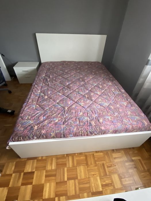 Cama de casal 2m x 1,50m, mesinha de cabeceira, estrado e colchao