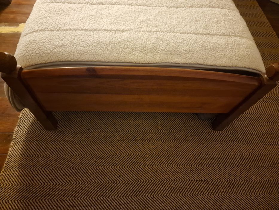 Cama individual em madeira