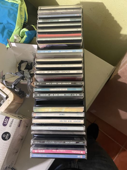 Vários cds e uma caixa para guardar