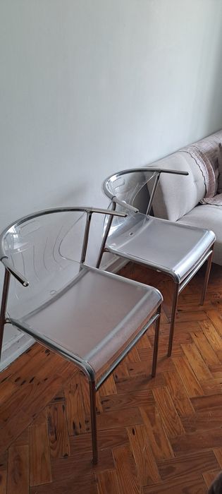 Vendo 2 cadeiras em  inox e acrílico!