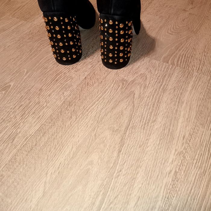 Buty  na słupku z pięknym obcasem