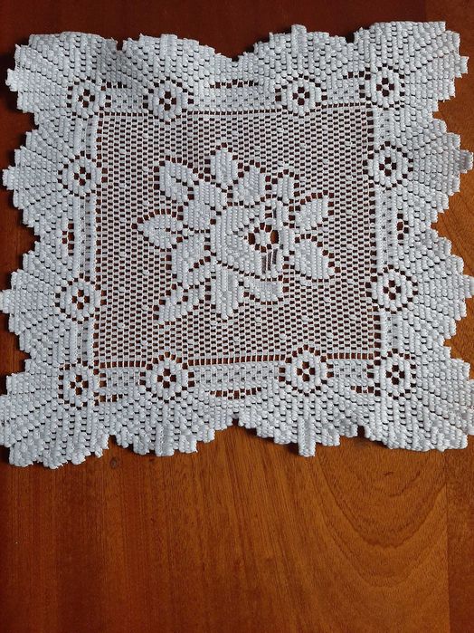 Tkaninowe, białe serwetki  w rozmiarze ok. 25 cm  na ok. 30 cm.