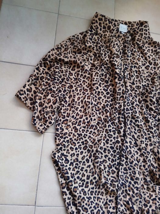 Camisa tipo seda (não tem botões)