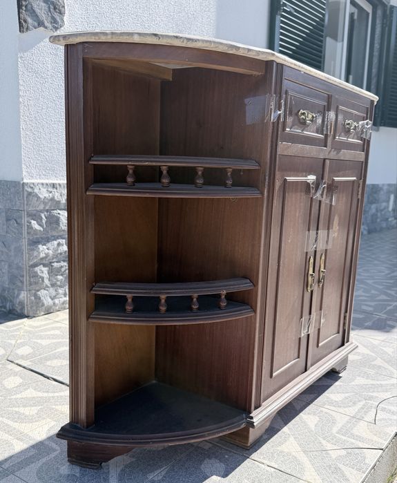 Móvel sapateira com pedra mármore.