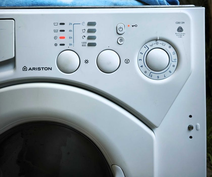 Máquina de Lavar Secar Roupa Ariston encastrar ( entrega )