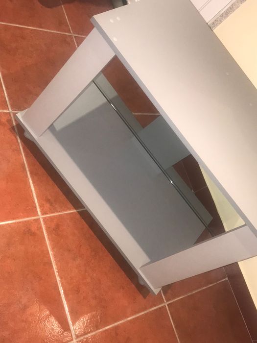 Móvel de TV cinzento com rodas