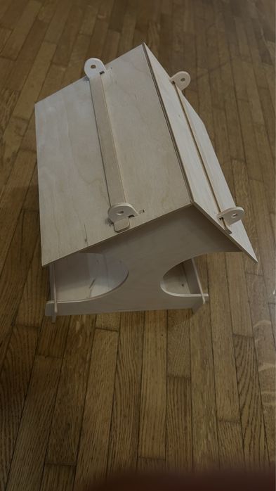 Годівничка з фанери