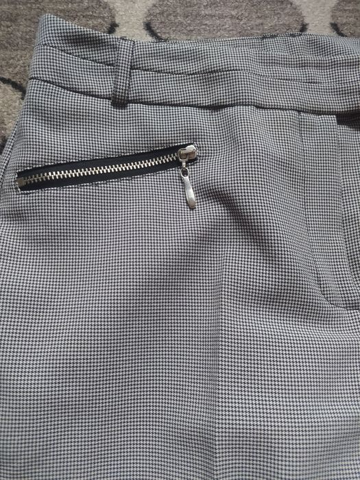Spodnie materiałowe damskie do kostek cygaretki w drobną kratkę